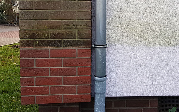 Gratis Probefläche für eine Fassadenreinigung Ihrer Klinkerfassade anfragen! Fassadenreinigung Klinkerfassade Probefläche